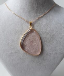 Açık Pembe Kolyenin Sade Güzelliği